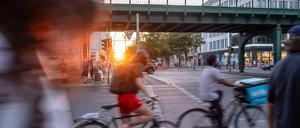 Radfahrer transportieren immer häufiger Waren auf den Straßen Berlins. Das ist ein gefährlicher Job, denn gesicherte Radwege sind selten.