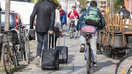 Fahrradfahrer und Fussgänger auf einem engen Bürgersteig in Berlin Foto: Imago Images/snapshot-photography/R.Price