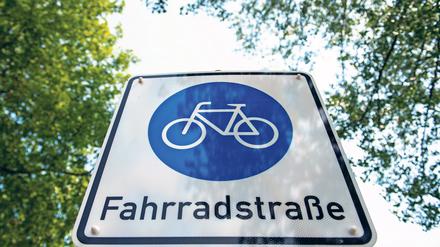 28.05.2018, Hamburg: Ein Schild «Fahrradstraße» hängt an einer Fahrradstraße an der Außenalster. Der Ausbau zur Fahrradstadt geht dem ADFC in Hamburg nicht schnell genug. Foto: Daniel Bockwoldt/dpa +++(c) dpa - Bildfunk+++ | Verwendung weltweit
