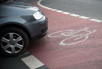 Signalfarbe: Am Moritzplatz fahren Radfahrer jetzt sicherer.