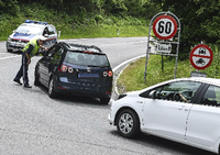 In Tirol hat die Polizei auch am Sonntag die neuen Fahrverbote auf Ausweichstrecken durch Ortschaften durchgesetzt.