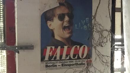 Drah’ di net um... Falco-Plakat von 1986 in verlassener Berliner-S-Bahn-Kneipe.