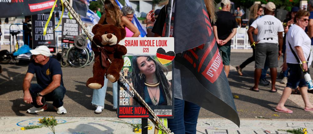 Ein Bild der vermissten Shani Nicole Louk wird während einer Demonstration von Familienmitgliedern und Unterstützern der Geiseln gezeigt, die nach ihrer Entführung in Gaza festgehalten wurden.