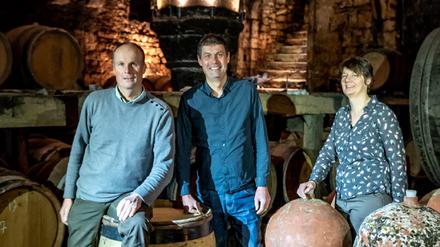 Von Mönchen erbaut: die Familie Pignier in ihrem historischen Weinkeller.