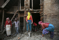 Diese Familie in Bhaktapur in Nepal versucht, ihr zerstörtes Haus wieder aufzubauen. Es dauerte bis Januar, bis das Bauministerium die neuen Regeln für die Errichtung erdbebensicherer Gebäude erlassen hatte.