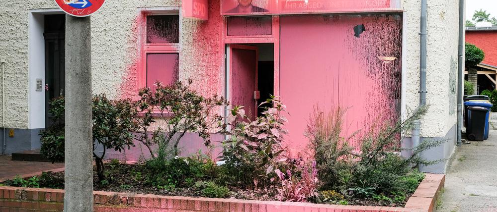 Mit rosa Farbe ist das Bürgerbüro von Berlins Innensenator Geisel in Berlin-Karlshorst 2018 beschmiert worden.