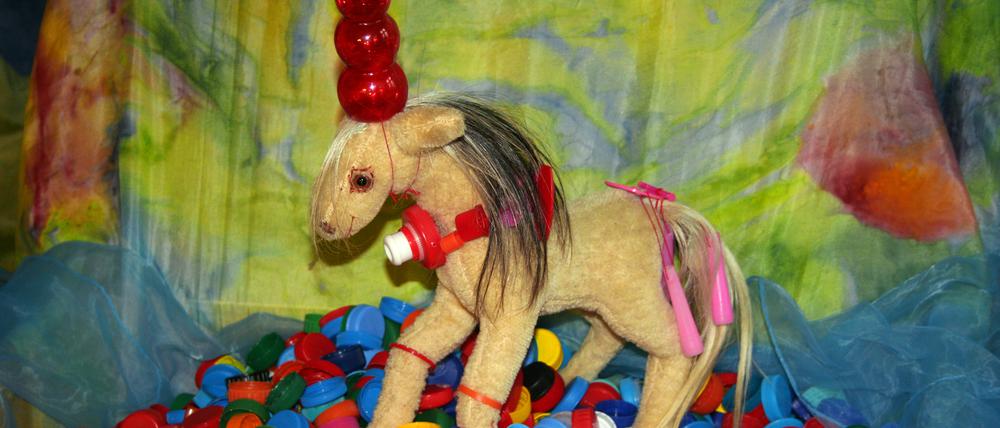 Wenn ein Pferd sich mit Glitzerbändern schmückt und eine Nuckelflasche auf dem Kopf trägt, dann ist es – na klar, eine Einhornprinzessin.