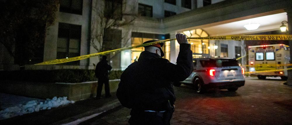 Ein Polizeibeamter geht nach einer tödlichen Schießerei in einem Mehrfamilienhaus im Torontoer Vorort Vaughan, Ontario, Kanada, am 19. Dezember 2022 unter der Polizeiabsperrung hindurch.