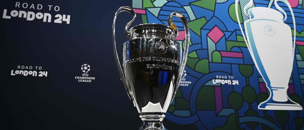 The trophy is displayed ahead of the 2023-2024 UEFA Champions League football tournament quarter-finals and semi-finals draw at the House of European Football in Nyon, on March 15, 2024. (Photo by Fabrice COFFRINI / AFP)
