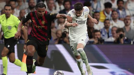Real Madrid's Uruguayan midfielder Federico Valverde (R) vies with Manchester City's Swiss defender Manuel Akanji during the UEFA Champions League semi-final first leg football match between Real Madrid CF and Manchester City at the Santiago Bernabeu stadium in Madrid on May 9, 2023. (Photo by Thomas COEX / AFP)