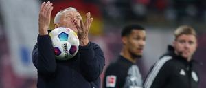 Nicht nur am Ball präsent. Freiburgs Trainer Christian Streich.