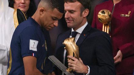 Kylian Mbappé und Frankreichs Staatspräsident bei der Siegerehrung nach dem WM-Finale