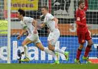 Augsburgs Ja-Cheol Koo (l) und Alfred Finnbogason jubeln nach dem 3:0.