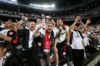 Frankfurts Fans feiern den 2:3 Sieg.