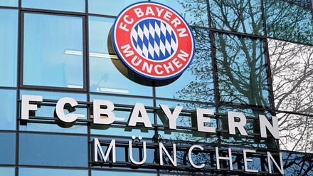 Das Logo vom FC Bayern München ist am Vereinsgelände an der Säbener Straße zu sehen.