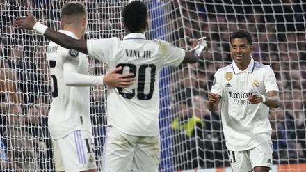 Rodrygo (r) von Real Madrid jubelt mit seinen Teamkollegen über sein Tor zum 0:2. 