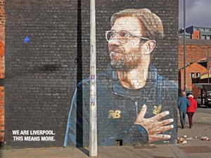 Volksheld. Ein Wandbild von Jürgen Klopp in Liverpool.