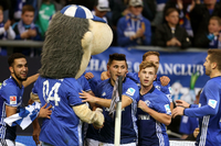 Leon Goretzka (l) und Amine Harit von Schalke bejubeln das 1:0 gegen Mainz.