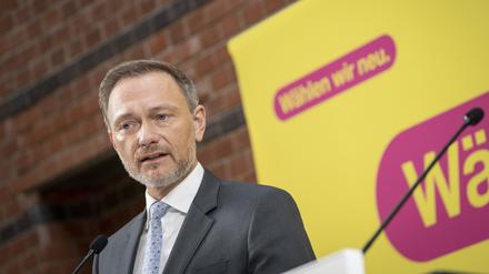 Mit ernster Miene: Christian Lindner, Bundesfinanzminister und FDP-Vorsitzender, bei einer Pressekonferenz am Tag nach der Berlin-Wahl.