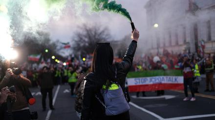 Ein Demonstrant hält eine grüne Rauchfackel während einer Demonstration am Lincoln Memorial in Washington, D.C., um die iranische Regierung zu verurteilen.