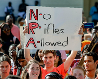 Schüler mobilisieren in den USA gegen die Waffenlobby – die nennt sie „Schauspieler“. Große Firmen stoppen ihr Sponsoring für Waffenfreunde.