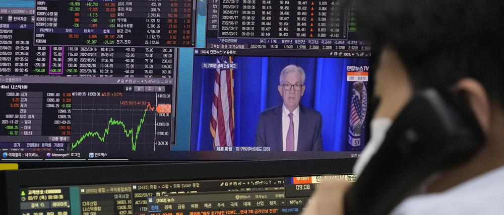 Jerome Powell, Chef der US-Notenbank, ist auf einem Monitor im Devisenhandelsraum des Hauptsitzes der KEB Hana Bank zu sehen. 