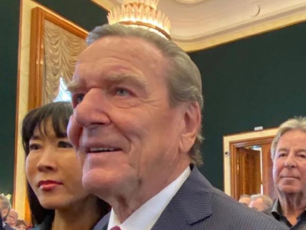 Feierstunde in schlechter Gesellschaft: Gerhard Schröder und Gattin So-yeon Schröder-Kim (55) am Dienstagabend in der russischen Botschaft.