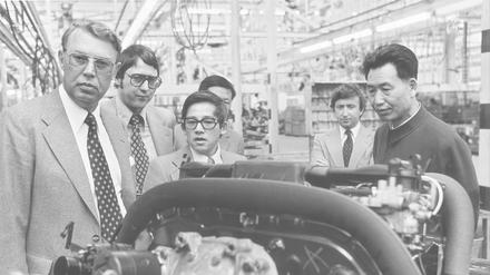 Besichtigung einer Werkhalle während des Besuchs der chinesischen
Delegation in Wolfsburg im April 1978. In der Mitte steht Wenpo Lee, rechts neben ihm Will Wolf, Mitarbeiter der Presseabteilung, und Yang Keng, Minister für Land- und Industriemaschinen. 