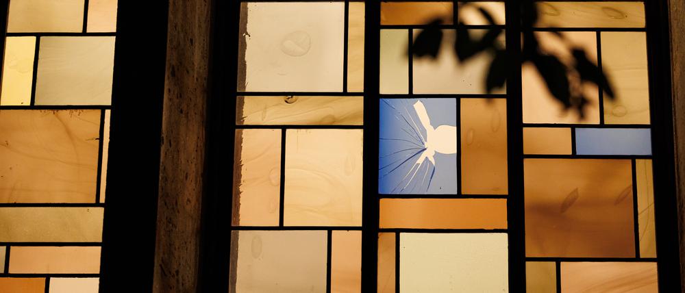 Ein beschädigtes Bleiglasfenster ist von der Außenseite der Synagoge aus zu sehen. A