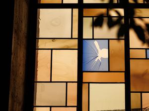 Am höchsten jüdischen Feiertag Jom Kippur ist am Mittwoch an der Synagoge Hannover ein Fenster beschädigt worden.