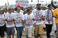 Ein Jahr danach: Michael Browns Vater (ganz rechts) führt einen Protestmarsch gegen Rassismus an.