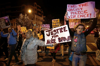 "Wir wollen eine Anklage" - Protestler fordern einen Prozess gegen den Polizisten Wilson.