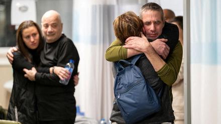Die beiden am Montag befreiten Geiseln, Fernando Simon Marman (60, rechts) und Louis Hare (70), treffen ihre Angehörigen im Sheba Medical Center in Ramat Gan wieder. Sie waren am 7. Oktober aus dem Kibbuz Nir Jizhak entführt worden.