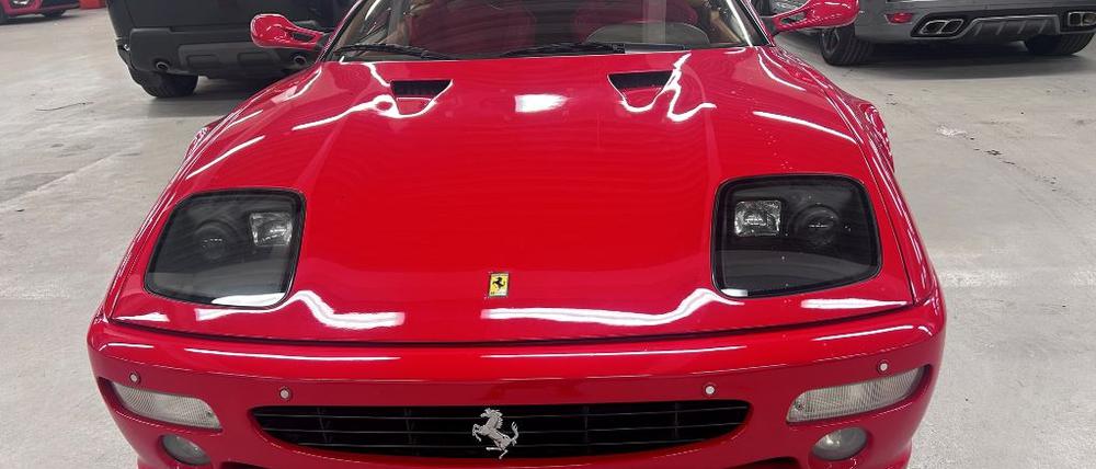 Dieses undatierte von der Metropolitan Police zur Verfügung gestellte Foto zeigt einen Ferrari, der dem ehemaligen Formel-1-Fahrer Gerhard Berger vor fast 29 Jahren gestohlen wurde und nun wiedergefunden wurde. Der rote Ferrari F512M war einer von zwei italienischen Sportwagen, die während des Großen Preises von San Marino in Imola (Italien) im April 1995 entwendet wurden. 