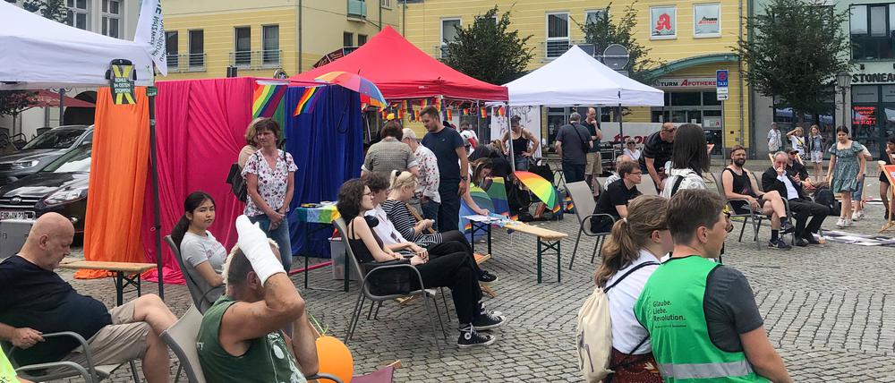 Vor dem Hintergrund des Brandanschlags auf eine Kirche im südbrandenburgischen Spremberg hat das Bündnis #unteilbar-Spremberg am Samstag ein Fest für Solidarität und Vielfalt organisiert.