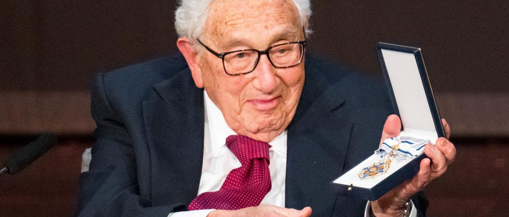 Der bayrische Ministerpräsident Markus Söder verlieh Kissinger den Maximiliansorden, die höchste Auszeichnung im Freistaat.
