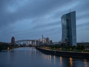 Das Gebäude der EZB in Frankfurt: Schon bei ihrer Gründung gab es Kritik.