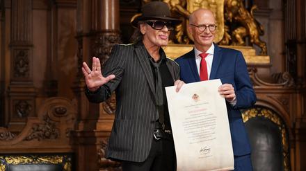 Rocksänger Udo Lindenberg erhält von Peter Tschentscher die Ehrenbürgerwürde-Urkunde.