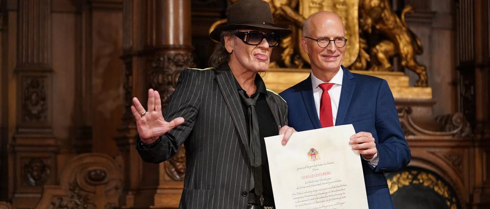 Rocksänger Udo Lindenberg erhält von Peter Tschentscher die Ehrenbürgerwürde-Urkunde.
