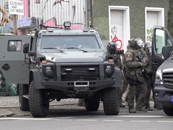 Polizisten durchsuchten gezielt einen Teil des in der linken Szene bekannten Areals in Berlin.