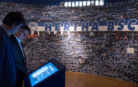Das Maskottchen Herthinho von Hertha BSC streckt den Daumen nach oben.