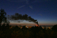 Eine Rauchwolke zog am Sonntag während eines Brands im Filmstudio Babelsberg in Potsdam (Branendenburg) über das Gelände.