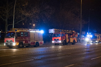 Einsatzfahrzeuge der Feuerwehr stehen in der Storkower Straße.