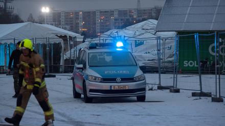 Ein Einsatzfahrzeug der Polizei steht am Montag auf dem Gelände des Containerbahnhofes in Friedrichshain. Dort war aus bislang ungeklärten Ursachen ein Feuer in der Elektroverteilung der Traglufthalle für Obdachlose ausgebrochen. Die Halle sackte in sich zusammen. Die Feuerwehr war mit gut 50 Mann im Einsatz, evakuierte 117 Personen aus dem Zelt.