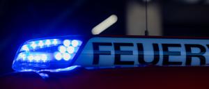 Ein Blaulicht leuchtet auf einem Feuerwehrwagen. (Symbolbild) 