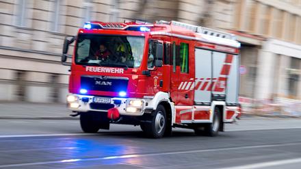 Ein Feuerwehrauto mit eingeschaltetem Blaulicht fährt zum Einsatz. (Symbolbild)