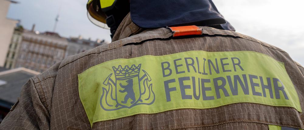 Feuerwehrleute im Korp einer Drehleiter bei einer Übung auf der Feuerwache 1300 in Berlin.