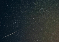 Eine Sternschnuppe leuchtet am Nachthimmel am 11.08.2013 über dem Landkreis Oder-Spree nahe Sieversdorf (Brandenburg) auf. In der Nacht zum Dienstag (13.08.2013) wird der Sternschnuppenstrom der Perseiden seine maximale Pracht entfalten. Doch das Wetter könnte in vielen Teilen Deutschlands die Menschen daran hindern, sich etwas zu wünschen. Die Perseiden scheinen dem namensgebenden Sternbild Perseus zu entströmen. Ursache ist jedoch der Komet 109P/Swift-Tuttle, der seine Trümmerteile entlang seiner Bahn verstreut hat. Die Erde kreuzt diese jedes Jahr im August. In der Atmosphäre verglühende Teilchen erleuchten dann als Sternschnuppe. Foto: Patrick Pleul/dpa +++(c) dpa - Bildfunk+++