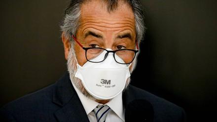 Die FFP2-Maske, die die Stiftung Warentest, hat eine andere Form, als viele andere Masken. Hier trägt sie der Präsident von 3M für Lateinamerika, Marcelo Oromedia. 