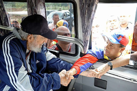 Fidel Castro schüttelte aus einem Minibus heraus mehreren Venezolanern die Hand.